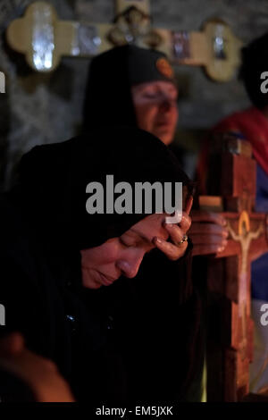 Les pèlerins chrétiens orthodoxes serbes de prendre part à une cérémonie au cours de Vendredi Saint procession à la chapelle de l'invention de la Sainte Croix à l'intérieur de l'église du Saint-Sépulcre dans la vieille ville de Jérusalem Israël Banque D'Images