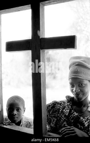 Les enfants dans une école catholique, ikutha Kitui, Kenya. Mauvais traitements. La violence. Les enfants sont, comme toujours, les plus vulnérables victimes de la maladie. Personne n'est libre de c et moins dans un pays avec un des taux les plus élevés au monde. En Afrique, quelque 30 millions de personnes vivent avec le VIH, dont un tiers sont des enfants. Le SIDA, la pauvreté et la sécheresse dans les zones rurales du Kenya. Banque D'Images