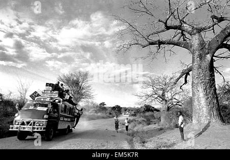 Un matatu est lourdement chargé et un baobab en une route poussiéreuse dans les zones rurales du Kenya. Paysage. L'infrastructure au Kenya sont très pauvres. Le r Banque D'Images