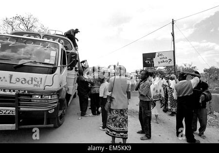 Gare routière de matatus d Ikutha, Kitui, Kenya. 1 ad dit : "Vous avez déjà un préservatif ?" Cette localité rurale, n'a qu'environ 50 Banque D'Images