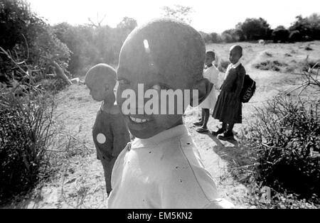 Ikutha, Kitui, Kenya. Les enfants qui fréquentent l'école aile sont forcés de marcher pendant plusieurs heures sur les routes poussiéreuses. Cette localité rurale, ha Banque D'Images