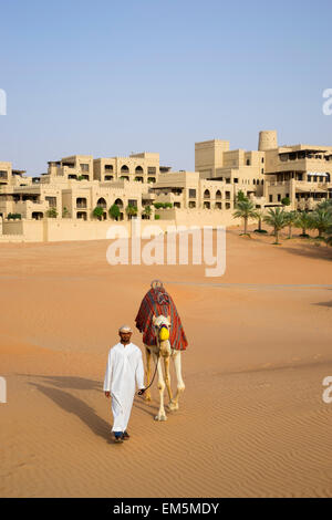 L'homme arabe avec camel à Qasr Al Sarab Hôtel par quartier vide de l'Anantara à Abu Dhabi Emirats Arabes Unis Banque D'Images