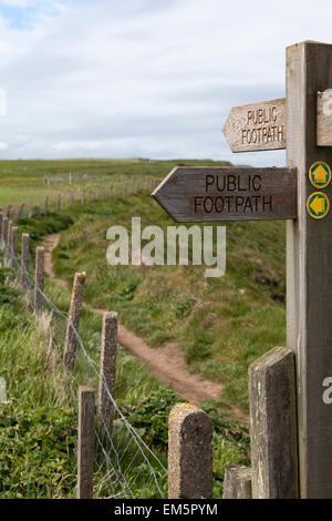 UK, falaises de Bempton, sentier signer le long de la côte. Banque D'Images