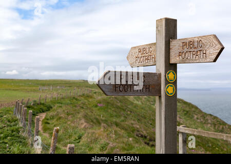 UK, falaises de Bempton, sentier signer le long de la côte. Banque D'Images