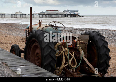 Un vieux millésime tracteur utilisé dans l'industrie de la pêche debout sur la plage à Cromer, Norfolk UK Banque D'Images