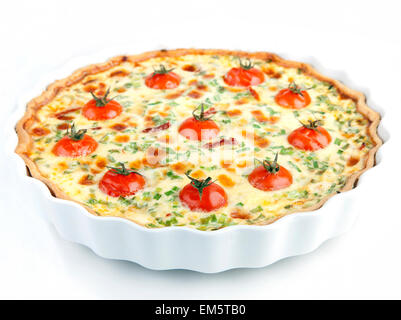 Quiche aux tomates cerises et les herbes sur une plaque blanche Banque D'Images