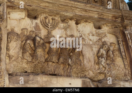 L'Italie. Rome. Arc de Titus. Construit en 82 par l'empereur Domitien AD pour commémorer Titus victoires. Butin de Jérusalem. Banque D'Images