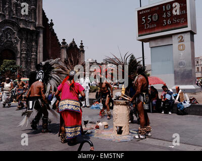 Danse danseurs aztèques autochtones effectuant en coiffe à plumes dans le Zocalo, Mexico, Mexique, Amérique du Nord Banque D'Images