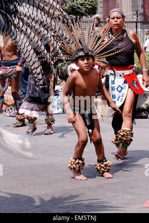 Danse danseurs aztèques autochtones effectuant en coiffe à plumes dans le Zocalo, Mexico, Mexique, Amérique du Nord Banque D'Images