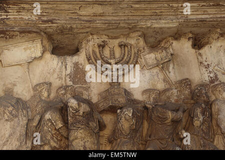 L'Italie. Rome. Arc de Titus. Construit en 82 par l'empereur Domitien AD pour commémorer Titus victoires. Butin de Jérusalem. Banque D'Images