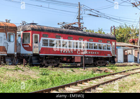 Vieux train Hershey et la voie dans une partie reculée de Cuba Banque D'Images