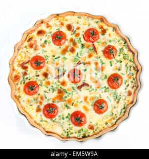 Quiche aux tomates cerises et les herbes sur une plaque blanche Banque D'Images