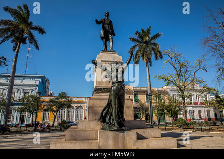 Le Parque Libertador avec sa statue en bronze de Jose Marti dans le centre de Matanzas à Cuba avec des palmiers et de l'architecture Banque D'Images