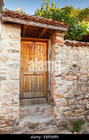 Vieille porte en bois dans la ville historique de Nessebar, Bulgarie Ville Banque D'Images