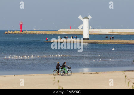 Stawa Mlyny - un phare dans la forme d'un moulin à Swinoujscie, Pologne. Banque D'Images