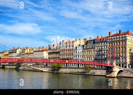 La ville de Lyon et la passerelle rouge Banque D'Images