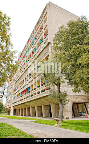 L'artiste français Daniel Buren exposition ?Définition Fini Infini, Travaux sur place ? Au centre d'art de MaMo, Cité radieuse de Le Corbusier, Marseille. Banque D'Images