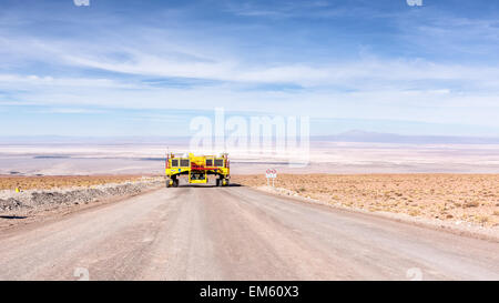 Télescope radio véhicule de transport à l'alma, San Pedro de Atacama, Chili, Amérique du Sud Banque D'Images