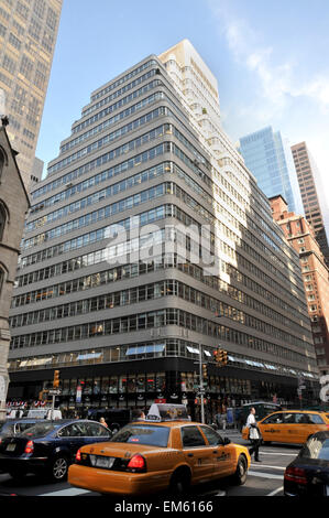 Le trafic à l'intersection de E51St Street et Madison Avenue, New York City NYC Banque D'Images