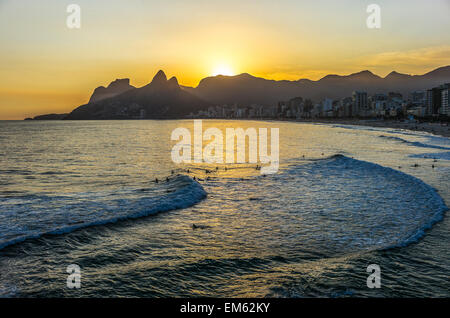 Brésil, Rio de Janeiro, l'Ipanema bay vu de la Pedra do Arpoador promontoire au coucher du soleil Banque D'Images