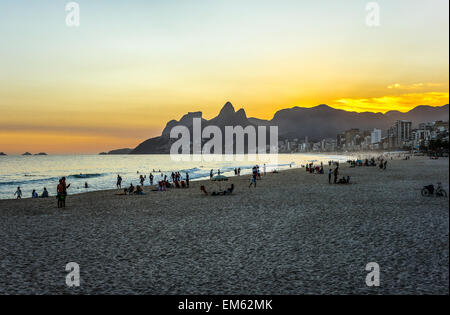 Brésil, Rio de Janeiro, l'Ipanema beach vu de la Pedra do Arpoador promontoire au coucher du soleil Banque D'Images