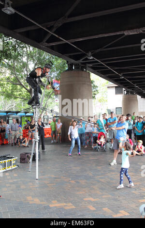 Artiste de rue, jonglant avec des torches de feu lors d'une performance à Circular Quay, Sydney, Australie. Banque D'Images