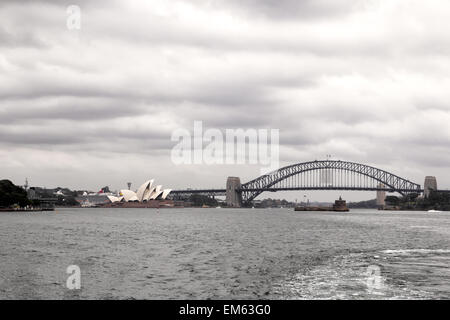 L'horizon de Sydney avec l'Opéra de Sydney et Sydney Harbour Bridge sur un jour nuageux. Banque D'Images