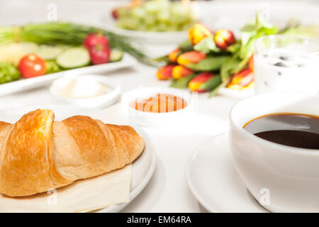 Table du petit déjeuner avec croissants et café Banque D'Images