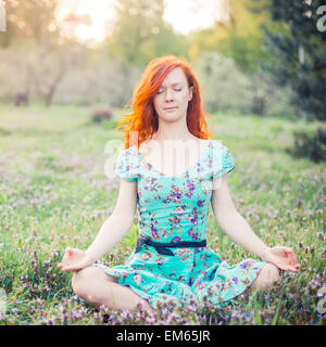 Young woman doing yoga in Park Banque D'Images