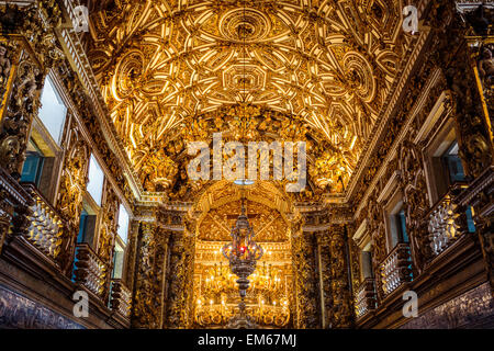 Brésil, Salvador, statues de saints et des décorations d'or dans l'Église Saint Francisco Banque D'Images