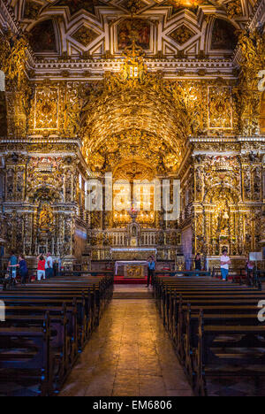 Brésil, Salvador, statues de saints et des décorations d'or dans l'Église Saint Francisco Banque D'Images