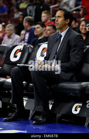15 avril 2015 : Miami Heat Erik Spoelstra l entraîneur-chef a l'air au cours de la NBA match entre le Heat de Miami et les Philadelphia 76ers au Wells Fargo Center de Philadelphie, Pennsylvanie. Le Miami Heat a gagné 105-101. Banque D'Images