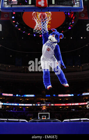 15 avril 2015 : Philadelphia 76ers mascot Franklin dunks le ballon au cours de la NBA match entre le Heat de Miami et les Philadelphia 76ers au Wells Fargo Center de Philadelphie, Pennsylvanie. Le Miami Heat a gagné 105-101. Banque D'Images