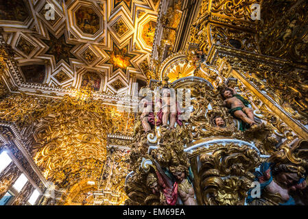 Brésil, Salvador, statues de saints et des décorations d'or dans l'Église Saint Francisco, la chaire Banque D'Images