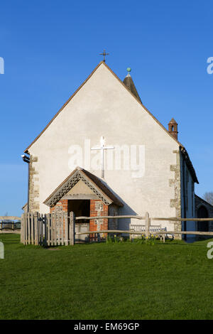 L'église de St Hubert. Gros plan de l'église sur la colline avec le paramètre sunburst sur le haut de la croix. Les jonquilles au printemps. Banque D'Images