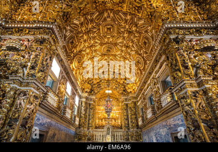 Brésil, Salvador, statues de saints et des décorations d'or dans l'Église Saint Francisco Banque D'Images