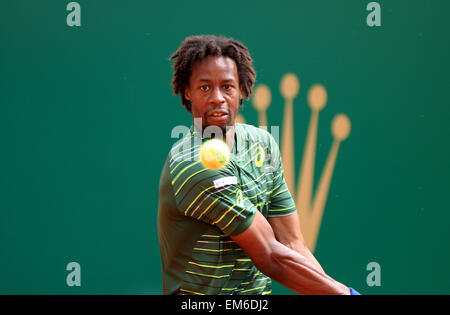 Monte Carlo, Monaco. Apr 16, 2015. Gaël Monfils en action contre Roger Federer. ATP Tennis Monte-Carlo Rolex Masters joué au Monte Carlo Country Club, Monaco. Credit : Action Plus Sport Images/Alamy Live News Banque D'Images