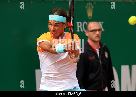 16.04.2015 Monte Carlo, Monaco, Rafael Nadal en action contre John Isner, ATP Tennis Monte-Carlo Rolex Masters joué au Monte Carlo Country Club, Monaco. Credit : Action Plus Sport Images/Alamy Live News Banque D'Images