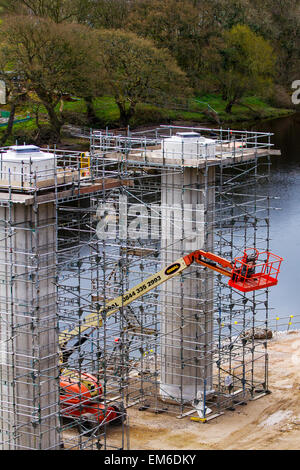 Le génie civil à Lancaster, Lancashire, géant de 160 tonnes d'acier renforcé de béton bridge prend en charge en cours d'assemblage pour les nouveaux Junction 34 M6 d'Heysham Link Road au-dessus de la rivière Lune. Les pilotes en utilisant le M6 à Lancashire du nord sont avisés que Lancashire County Council's €124 millions d'Heysham Link projet a atteint une nouvelle phase qui peuvent avoir une incidence sur la plus proche des utilisateurs. La nouvelle autoroute est un 4.8km chaussée double réduction de la river & reliant la péninsule de Morecambe et Heysham jusqu'à la sortie 34 de la M6, entièrement rénové d'une jonction avec l'ouverture de nouvelles routes de glissement à l'été 2016. Banque D'Images