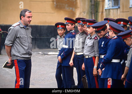 Les jeunes des Cosaques du Don de Russie ont leurs uniformes inspectés par un instructeur avant de marcher dans un défilé à l'école militaire des Cosaques du Don à Novotcherkassk, la Russie. Banque D'Images