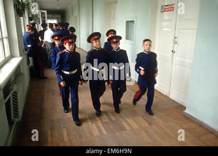 Les jeunes Cosaques du Don traditionnel russe en uniforme cosaque à pied à travers les couloirs de leur école sur le chemin de classe à l'école militaire des Cosaques du Don à Novotcherkassk, la Russie. Banque D'Images