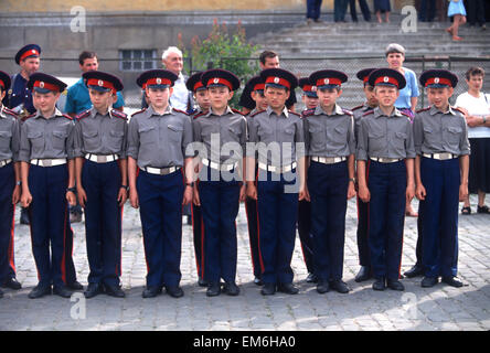 Les jeunes des Cosaques du Don de Russie au garde à vous avant de marcher dans un défilé à l'école militaire des Cosaques du Don à Novotcherkassk, la Russie. Les élèves participent à la collecte annuelle du Festival cosaque d'unités à partir de autour de la Russie. Banque D'Images