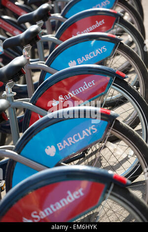 "Bleu de Londres Boris bikes" doivent être peints en rouge dans le cadre d'un contrat de sponsoring de 7 ans avec une valeur de Santander autour de £7m par année, UK Banque D'Images