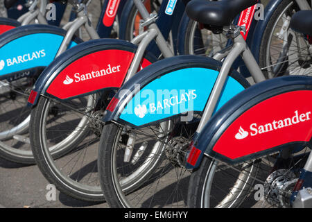 "Bleu de Londres Boris bikes" doivent être peints en rouge dans le cadre d'un contrat de sponsoring de 7 ans avec une valeur de Santander autour de £7m par année, UK Banque D'Images