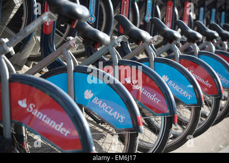 "Bleu de Londres Boris bikes" doivent être peints en rouge dans le cadre d'un contrat de sponsoring de 7 ans avec une valeur de Santander autour de £7m par année, UK Banque D'Images