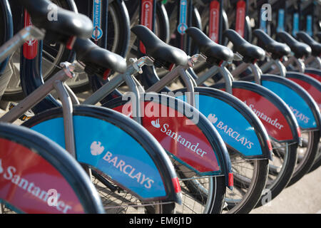 "Bleu de Londres Boris bikes" doivent être peints en rouge dans le cadre d'un contrat de sponsoring de 7 ans avec une valeur de Santander autour de £7m par année, UK Banque D'Images