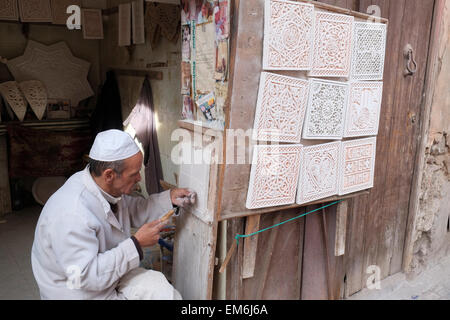 Sculpture en plâtre stuc tuiles décoratives dans la médina de Marrakech, Maroc, Afrique du Nord. Banque D'Images