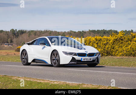 Un livre blanc BMW i8 voiture de sport électrique hybrides classiques, via le Parc National de New Forest sur une journée ensoleillée Banque D'Images