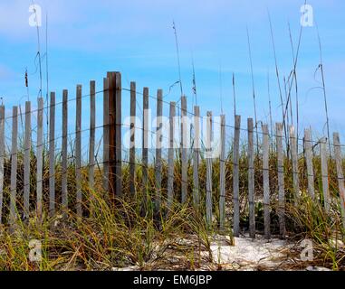 En bois usées weathered barrière plage, ensemble dans des dunes de sable entourée d'herbe sauvage. Située sur un golfe du Mexique, la Floride, USA beach Banque D'Images