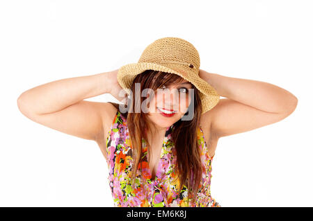 Un portrait d'une jeune femme portant un chapeau de paille et un chemisier avec sa main derrière sa tête, isolée pour White Banque D'Images